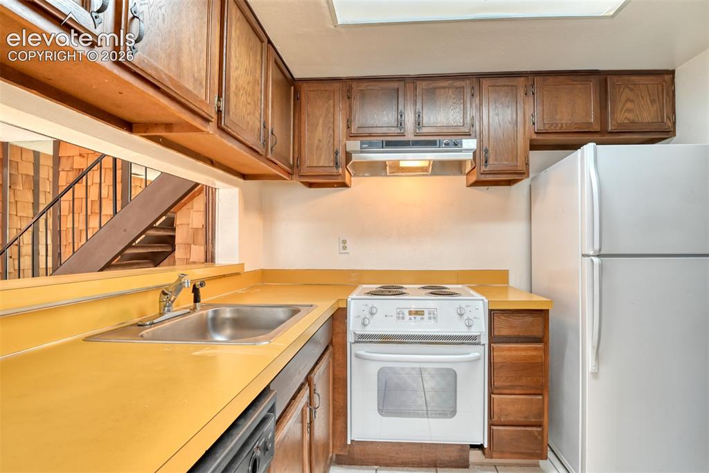 Image 8 of 17: Kitchen