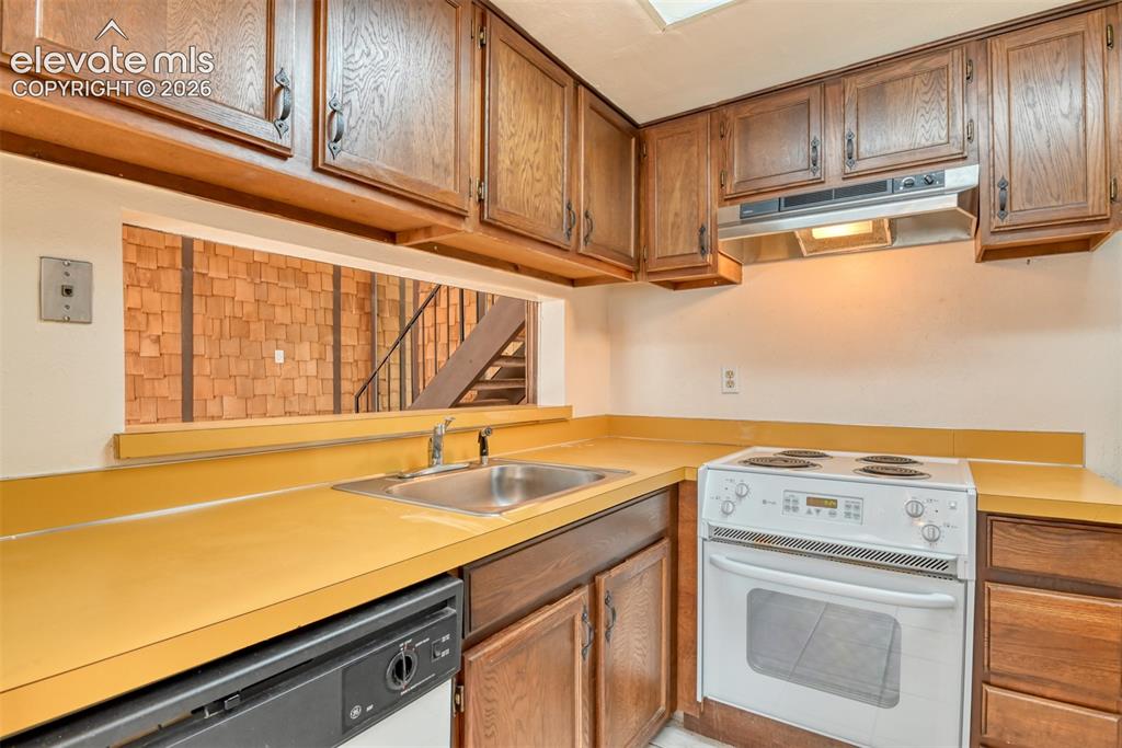 Image 9 of 17: Kitchen