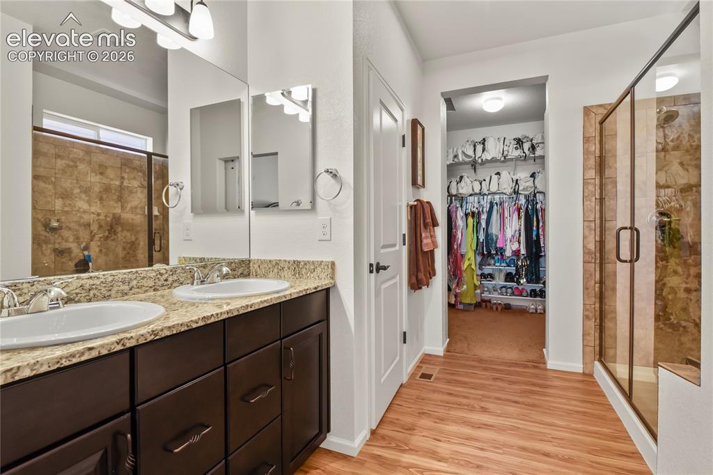 Image 17 of 30: Bathroom