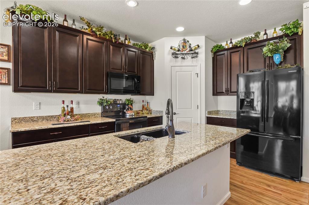 Image 7 of 30: Kitchen