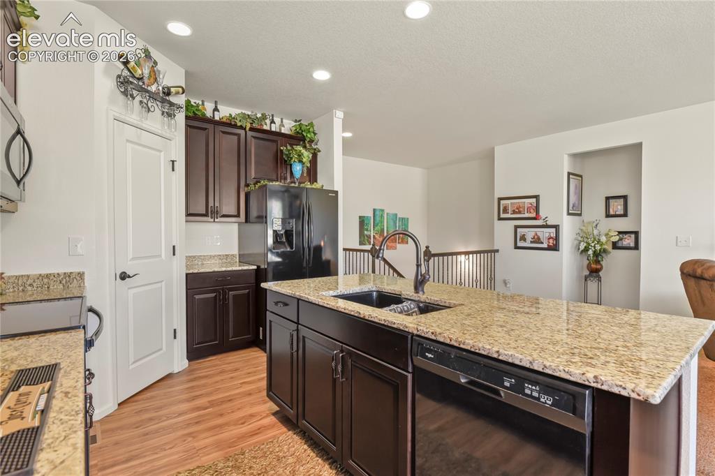 Image 9 of 30: Kitchen