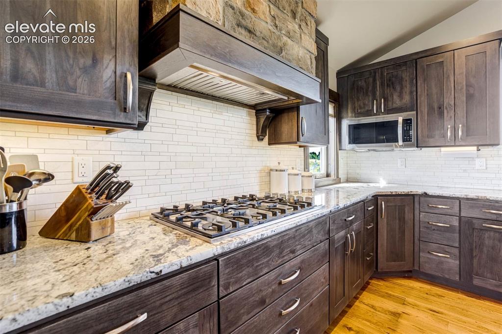 Image 18 of 50: Gourmet kitchen with gas range