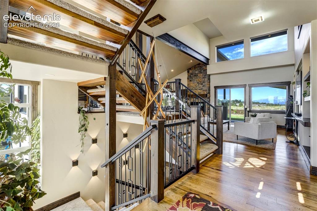Image 6 of 50: Foyer