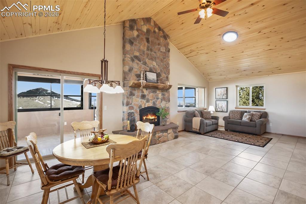 Image 14 of 50: Dining Area