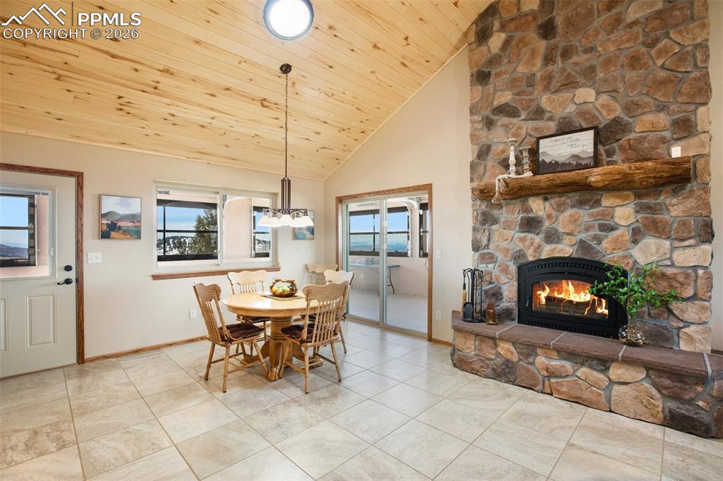 Image 15 of 50: Dining Area