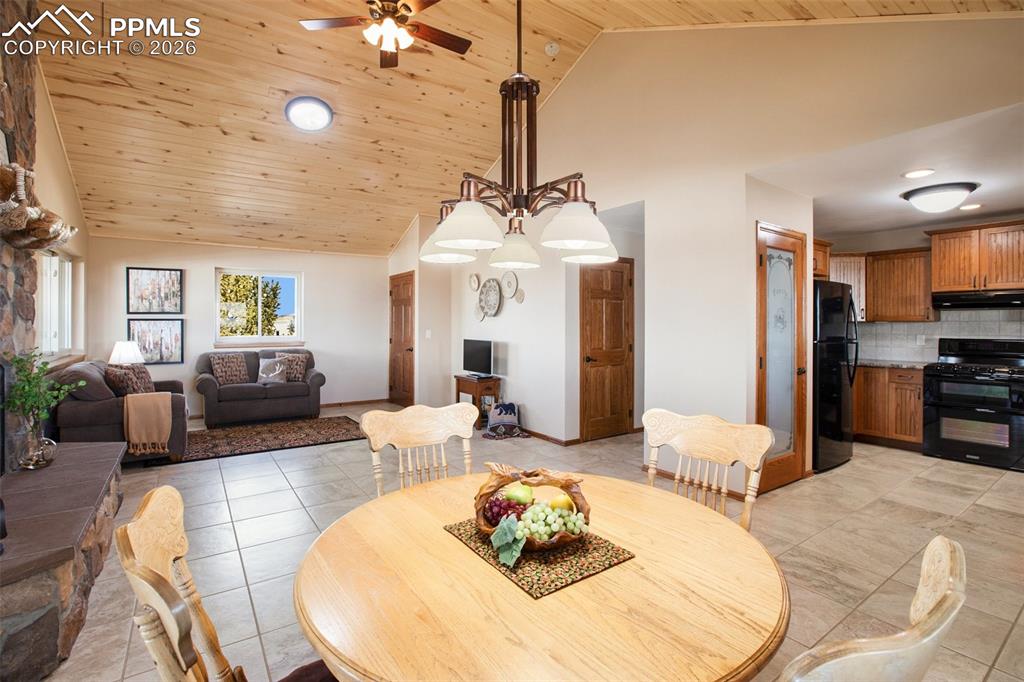 Image 16 of 50: Dining Area