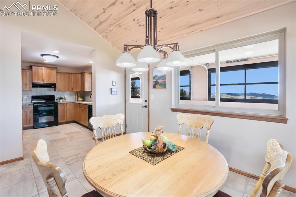 Image 17 of 50: Dining Area