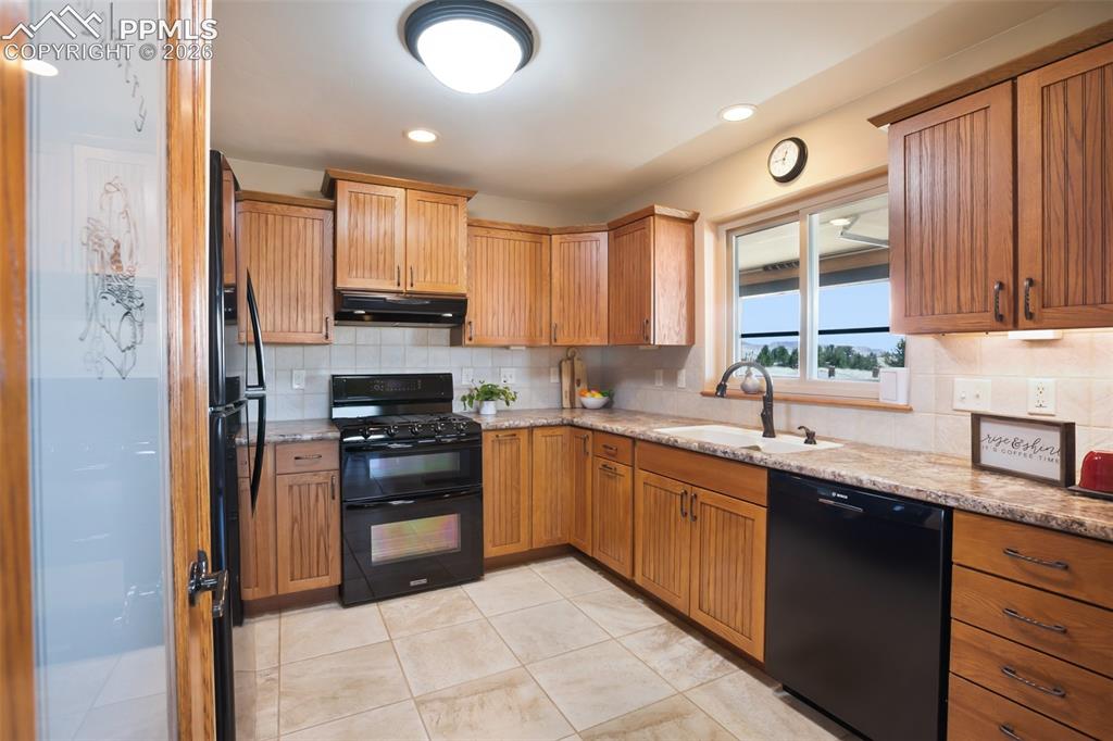 Image 18 of 50: Kitchen