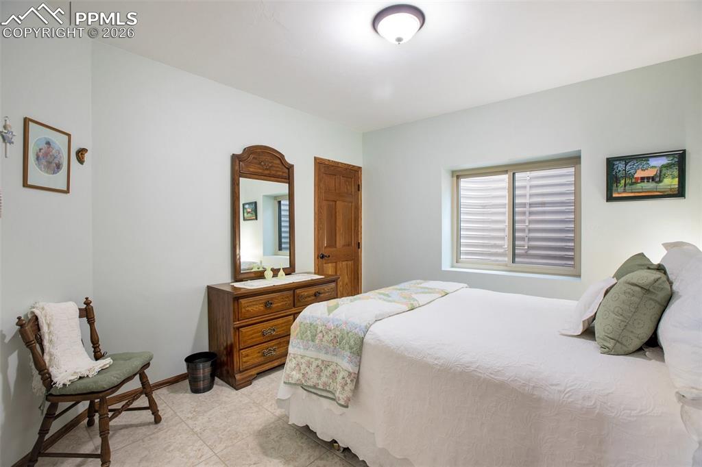 Image 26 of 50: Bedroom