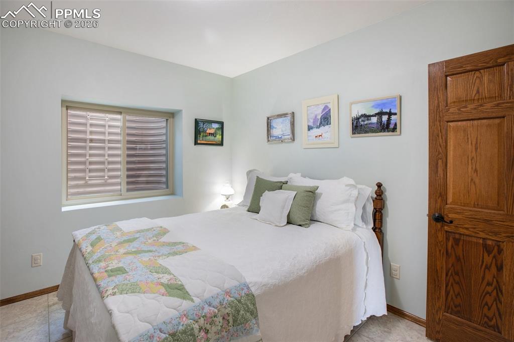 Image 27 of 50: Bedroom