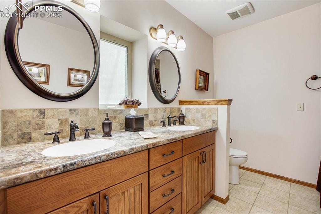 Image 28 of 50: Bathroom