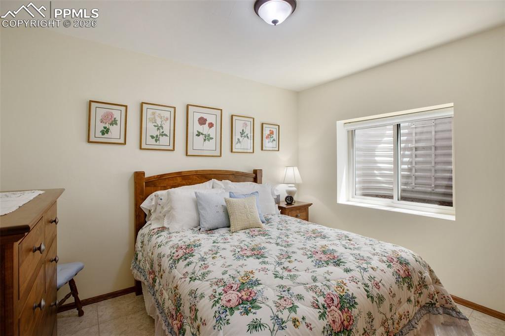 Image 29 of 50: Bedroom