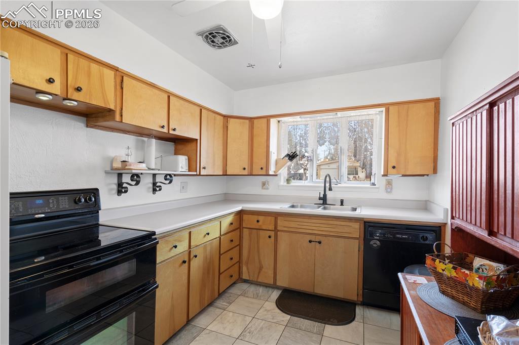 Image 11 of 42: Kitchen