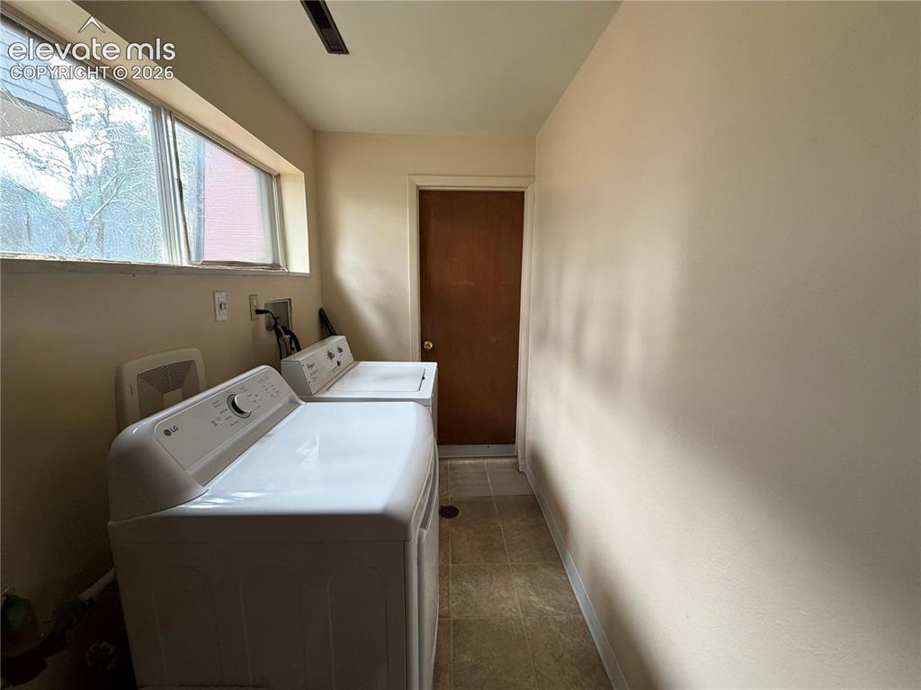 Image 17 of 21: Bedroom