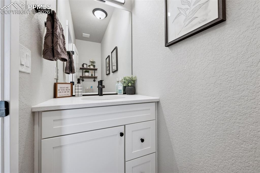 Image 27 of 39: 1/2 Bath