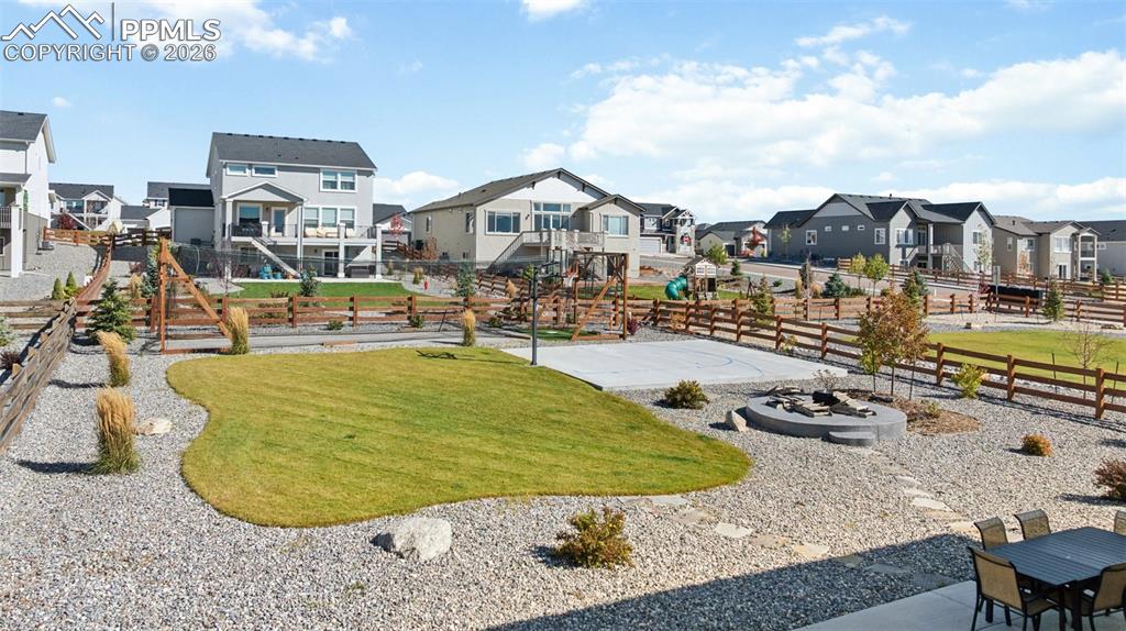 Image 30 of 39: Yard