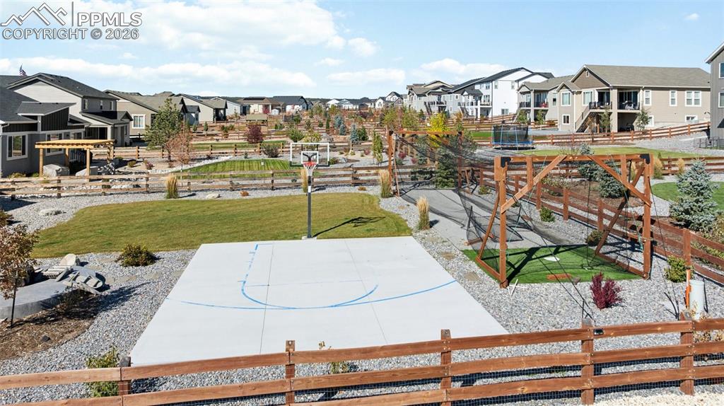 Image 31 of 39: Yard