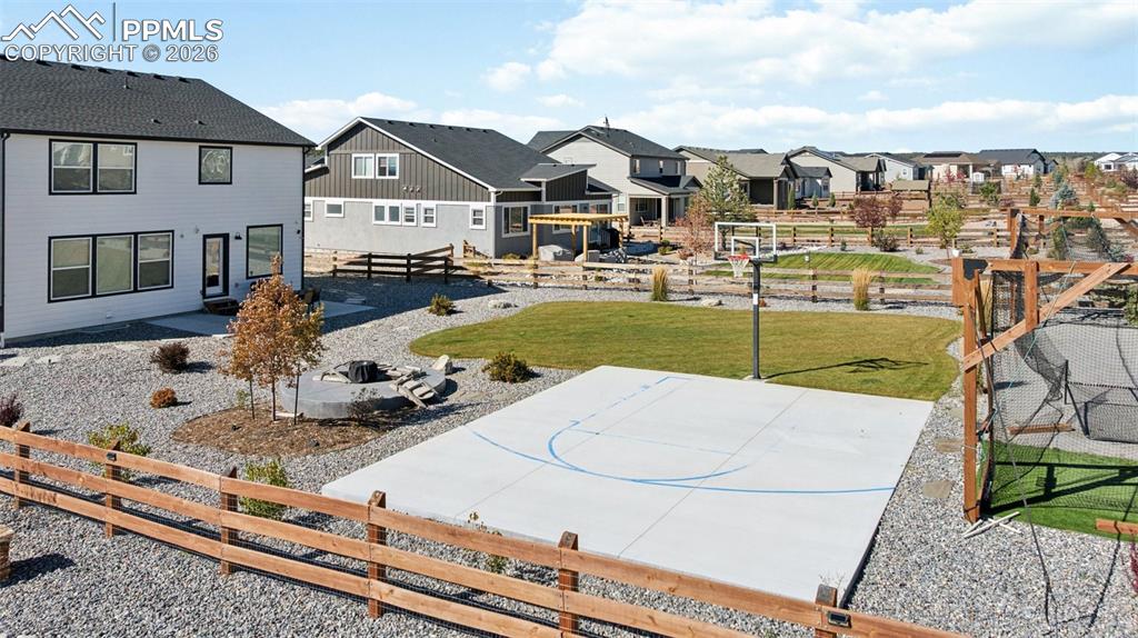 Image 32 of 39: Yard