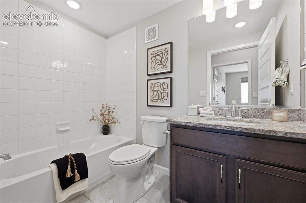 Image 17 of 18: Bathroom