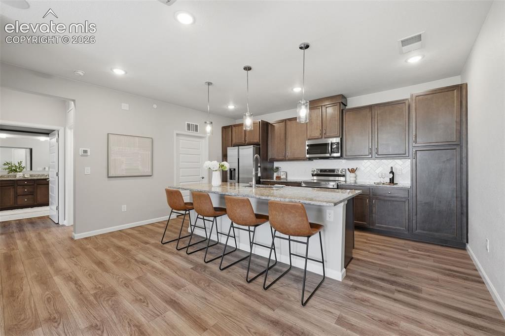 Image 7 of 18: Kitchen