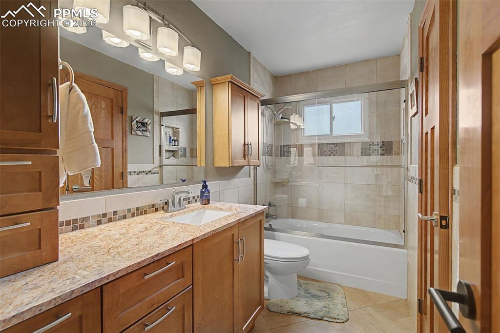 Image 19 of 46: Bathroom