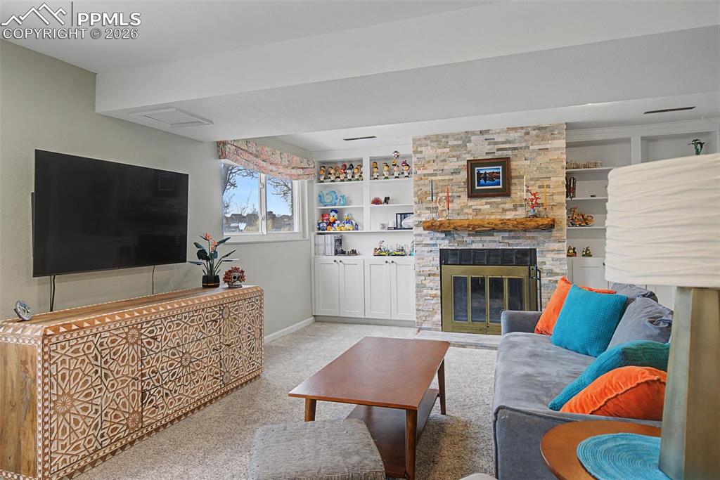 Image 22 of 46: Living Room