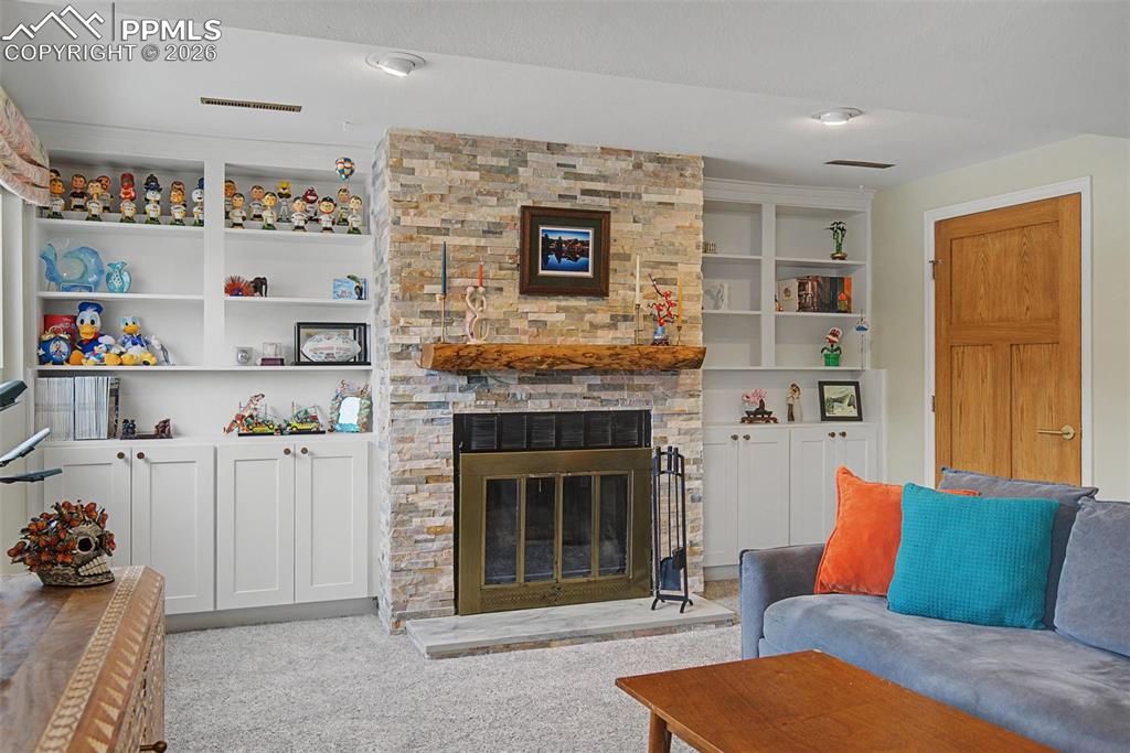 Image 23 of 46: Living Room