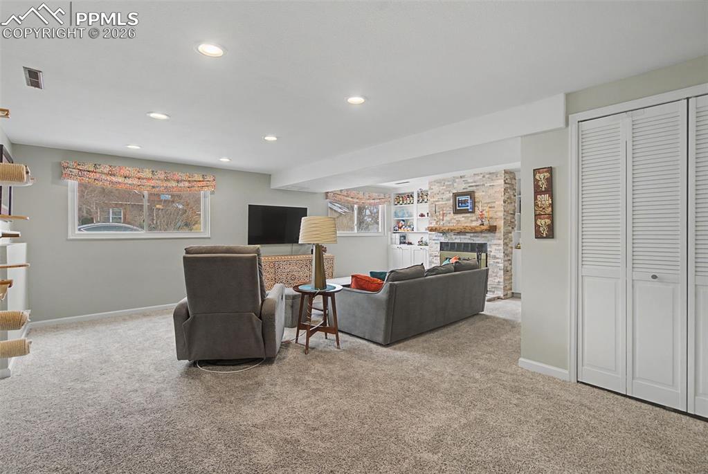 Image 25 of 46: Living Room