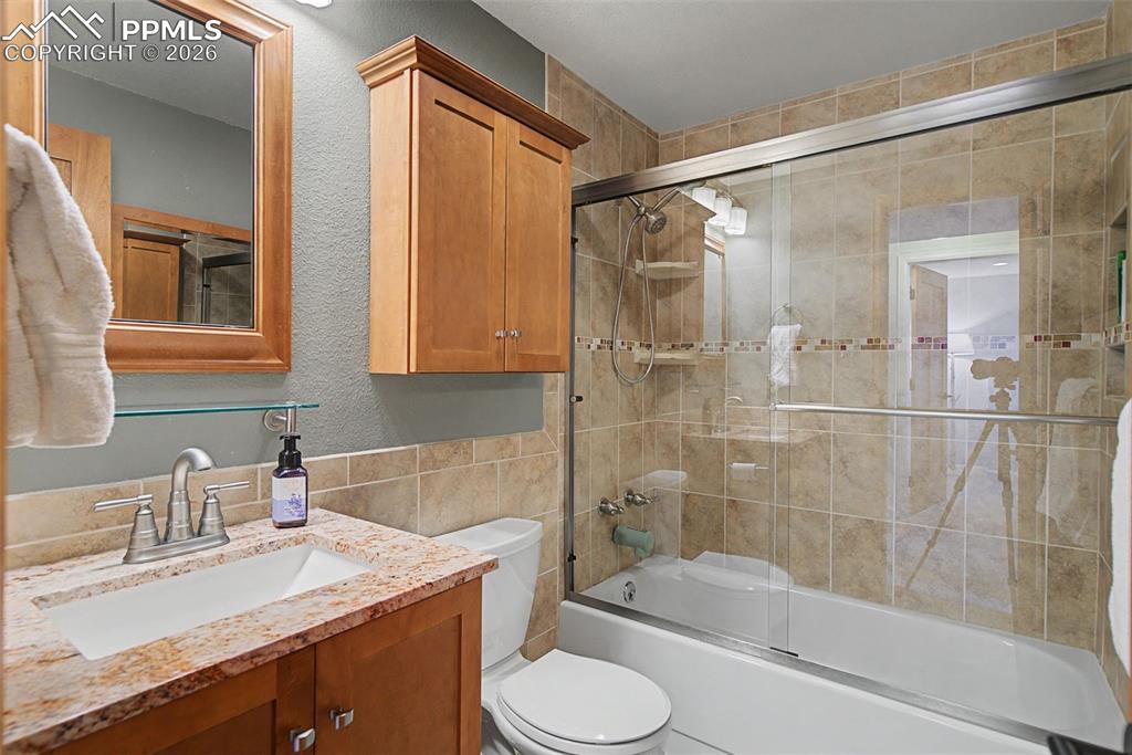 Image 28 of 46: Bathroom