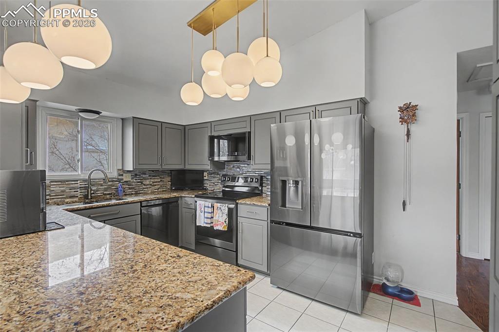 Image 3 of 46: Kitchen