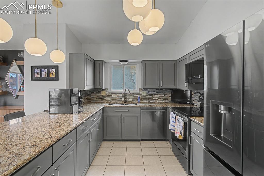 Image 4 of 46: Kitchen