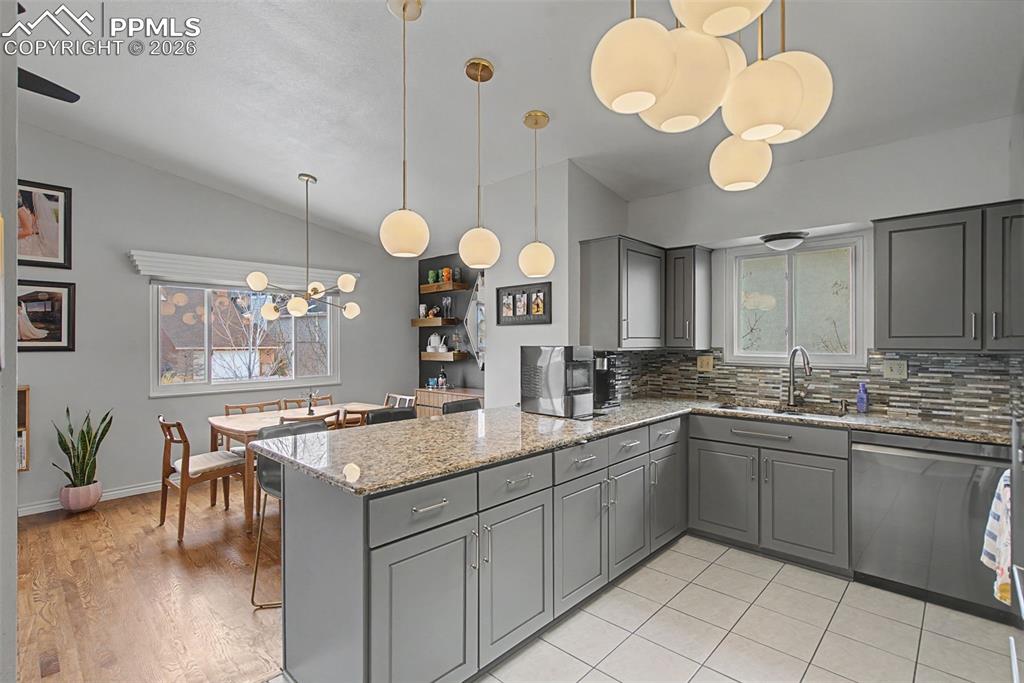 Image 5 of 46: Kitchen