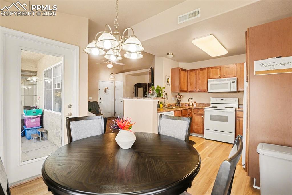 Image 10 of 21: Dining Area