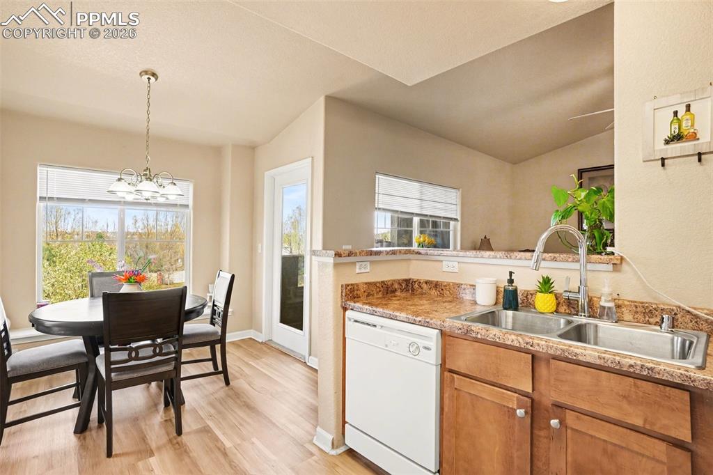 Image 11 of 21: Kitchen