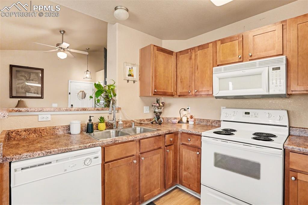 Image 12 of 21: Kitchen