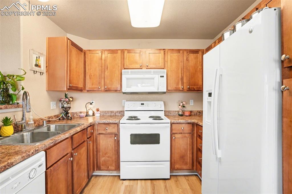 Image 13 of 21: Kitchen