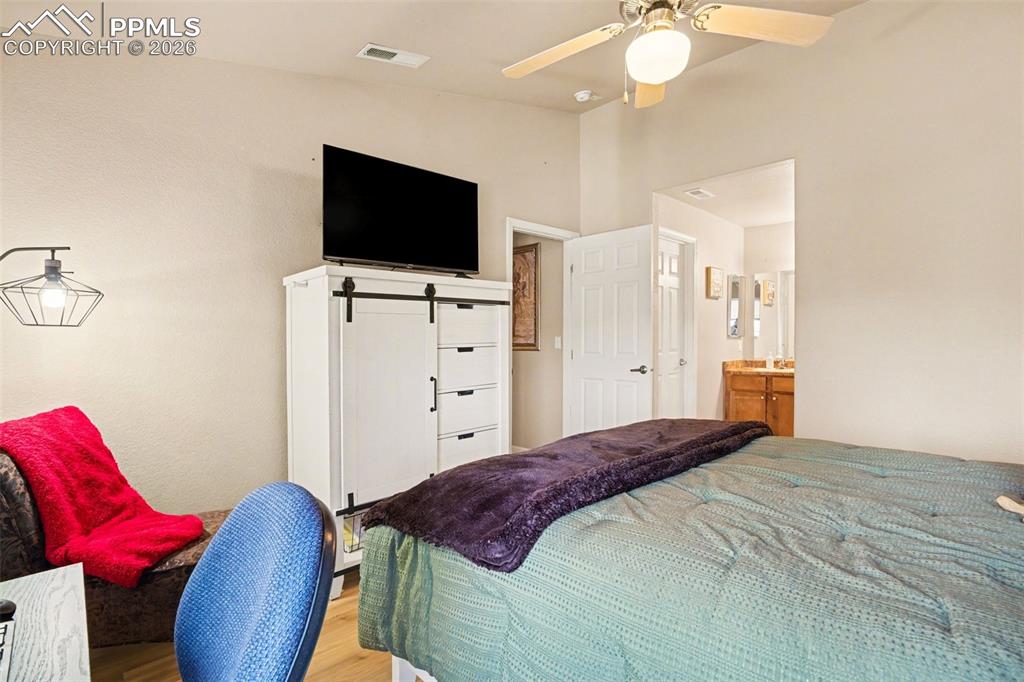 Image 15 of 21: Bedroom