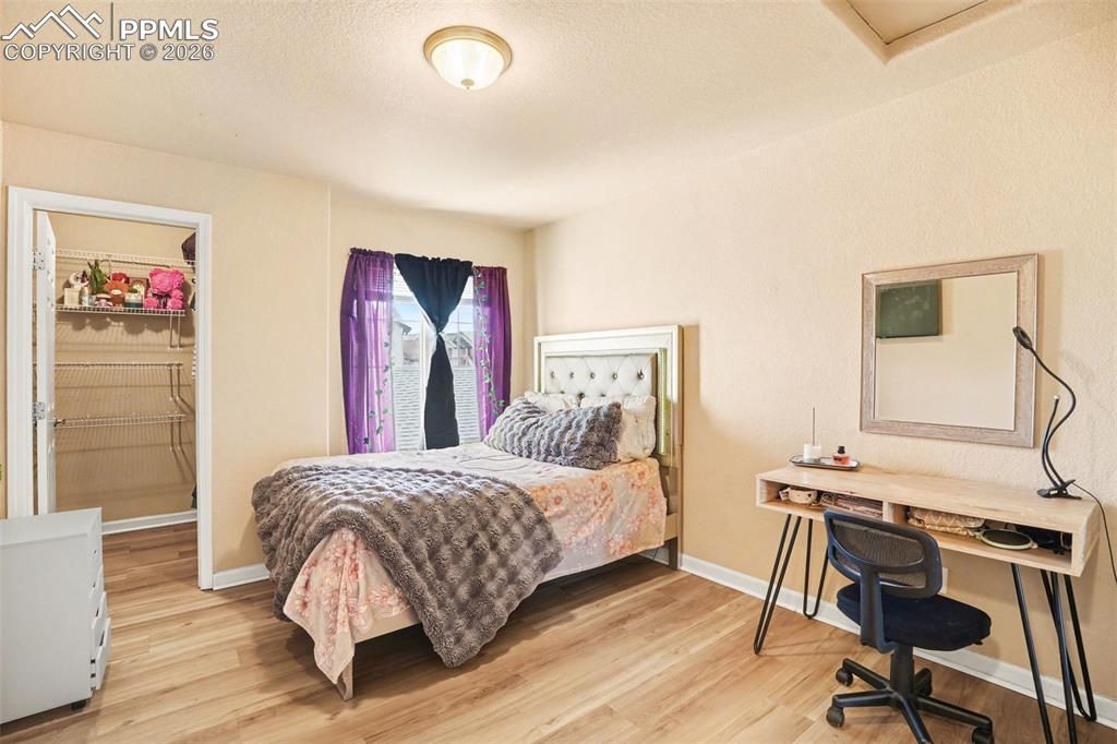 Image 17 of 21: Bedroom