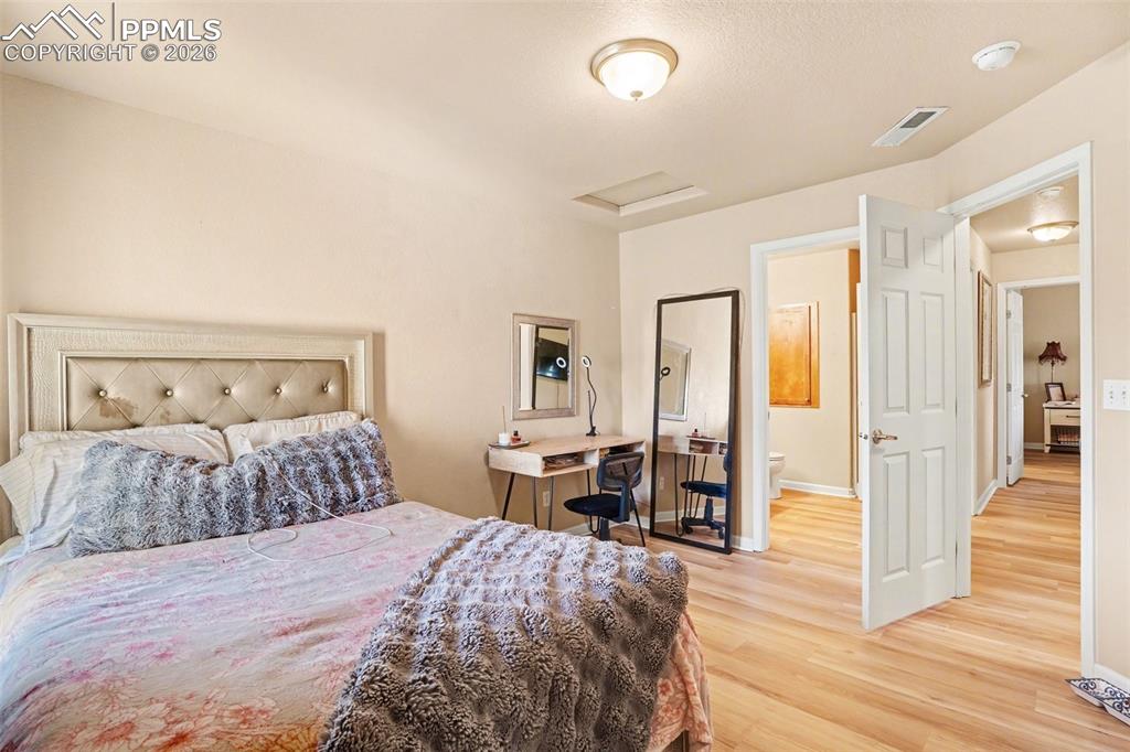 Image 18 of 21: Bedroom