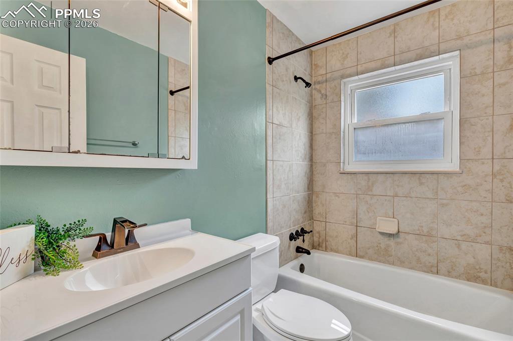 Image 19 of 31: Full bathroom on upper level