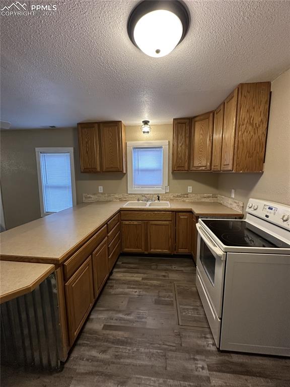 Image 14 of 15: Kitchen