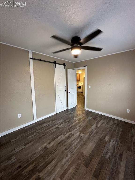 Image 7 of 15: Bedroom