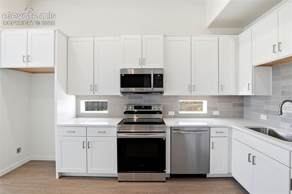 Image 13 of 42: Kitchen