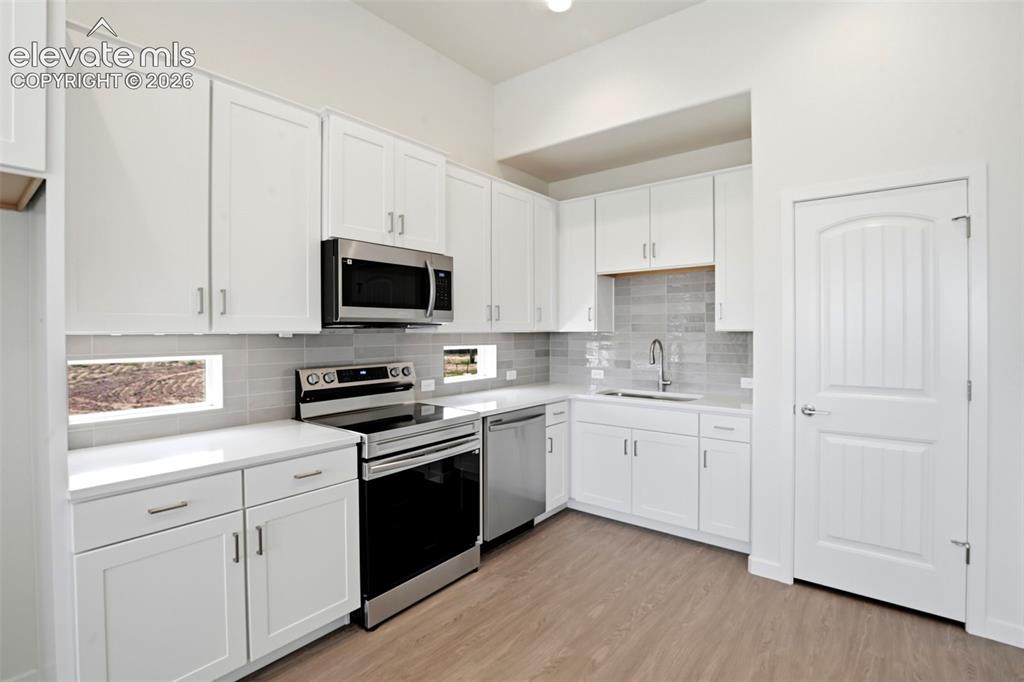 Image 15 of 42: Kitchen