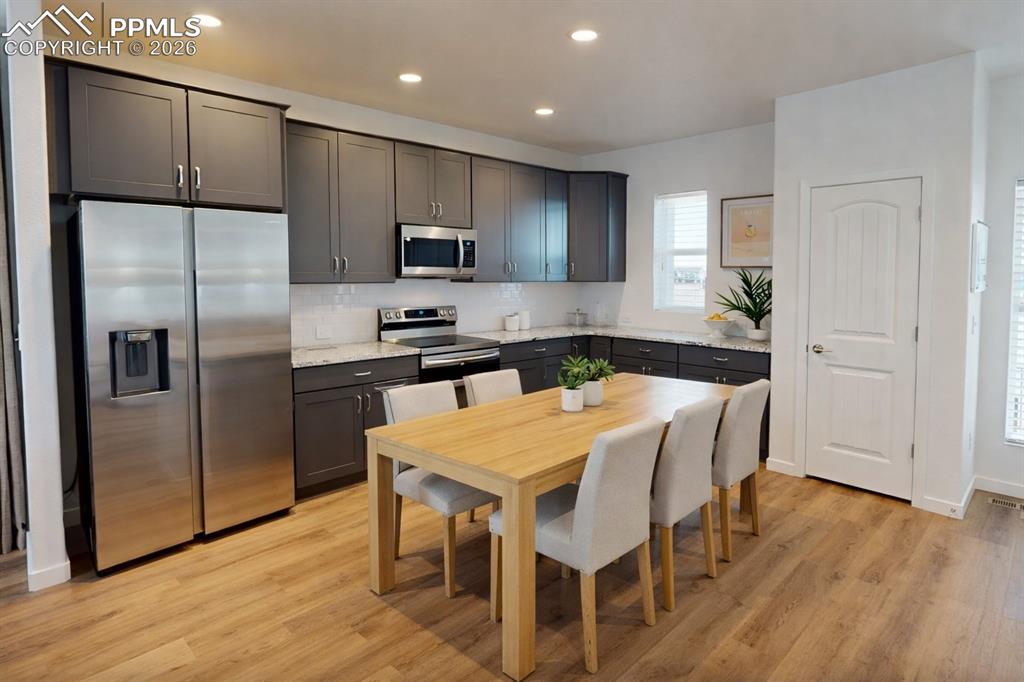 Image 3 of 4: Kitchen