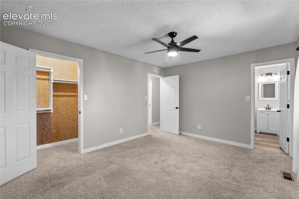 Image 12 of 40: Bedroom