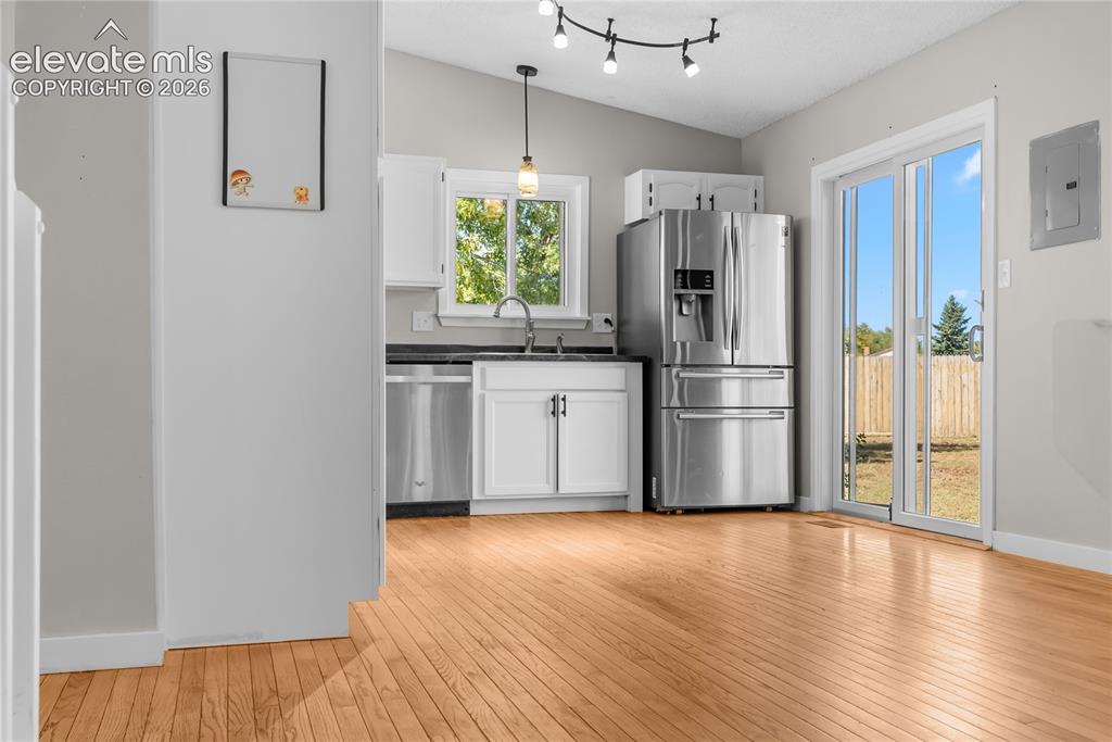 Image 17 of 40: Kitchen