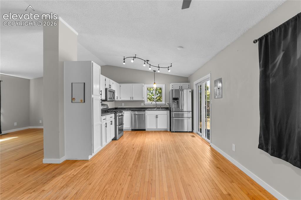 Image 5 of 40: Kitchen