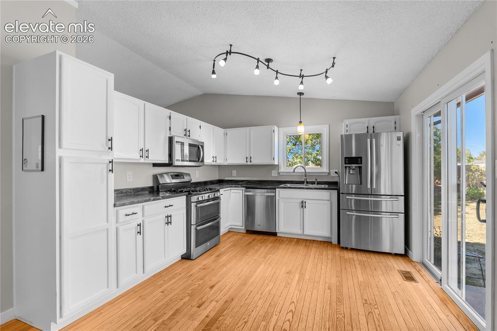 Image 6 of 40: Kitchen