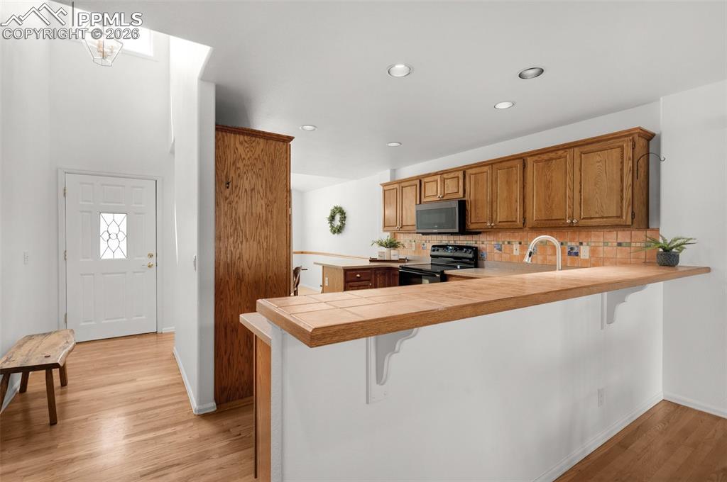 Image 12 of 50: Kitchen